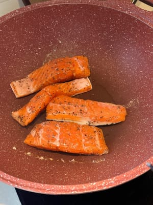 In a pan with medium low heat, fry the salmon with skin down for about 2 minutes
