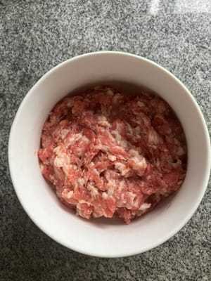 Assaisonner avec de l'huile, du sel, du sucre, de la fécule de pomme de terre et de la sauce soja