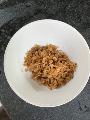Hacher les feuilles de moutarde marinées. Ajouter au porc et bien mélanger.