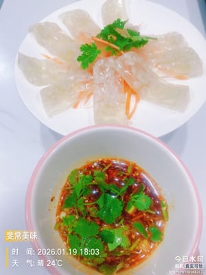 Tagliare l'aspic a fettine sottili. Preparare una salsa speciale: Versare l'olio caldo sull'aglio tritato, il peperoncino in polvere, i semi di sesamo e la parte bianca degli spicchi d'aglio per farne sprigionare l'aroma. Aggiungere 3 cucchiai di salsa di soia leggera, 2 cucchiai di aceto invecchiato, 1 cucchiaino di brodo di pollo in polvere, 1 cucchiaino di sale e 1 cucchiaino di zucchero. Infine, cospargere con il coriandolo. Il profumo è fantastico!