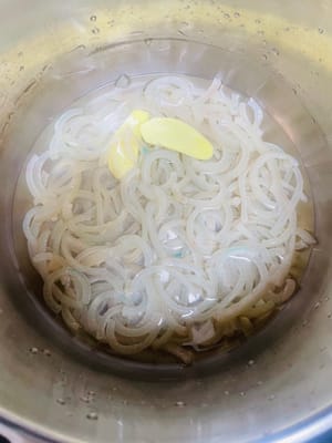 mettete la cotenna di maiale pulita in una pentola a pressione, aggiungete un cucchiaio di sale e qualche fettina di zenzero e fate cuocere a pressione per 15 minuti prima di lasciarla sgonfiare naturalmente. Se non avete una pentola a pressione, non preoccupatevi, potete cuocerla in una pentola normale per 1 ora. Ricordatevi di aggiungere abbondante acqua, altrimenti si asciugherà e potrete mangiare solo cotenna di maiale asciutta.