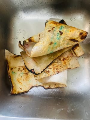 Per prima cosa, pulisci la cotenna del maiale dai peli. Se riesci a farla fare al macellaio, non farlo tu! Se il macellaio non riesce a farlo, puoi scottarla tu stesso usando un fornello a gas o scottandola in una padella calda. Promemoria: non toccare direttamente la cotenna del maiale, fai attenzione a non scottarti! Immergila in acqua tiepida per 10 minuti, quindi usa un coltello per raschiare via le parti carbonizzate. Questo passaggio è fondamentale per l'aspetto dell'aspic!