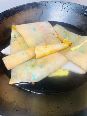 Mettete la cotenna di maiale, i cipollotti e il vino da cucina in una pentola di acqua fredda. Per un tocco più raffinato, potete aggiungere anche qualche granello di pepe. Dopo che l'acqua bolle, fate cuocere per 10 minuti per una pulizia profonda della cotenna di maiale, un trattamento da spa.