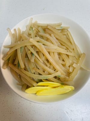 Tagliare la cotenna di maiale preparata in lunghe strisce, sbollentarla nuovamente in acqua fredda per 3 minuti, il che equivale a 