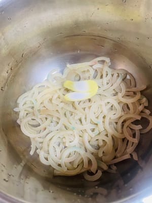 mettete la cotenna di maiale pulita in una pentola a pressione, aggiungete un cucchiaio di sale e qualche fettina di zenzero e fate cuocere a pressione per 15 minuti prima di lasciarla sgonfiare naturalmente. Se non avete una pentola a pressione, non preoccupatevi, potete cuocerla in una pentola normale per 1 ora. Ricordatevi di aggiungere abbondante acqua, altrimenti si asciugherà e potrete mangiare solo cotenna di maiale asciutta.