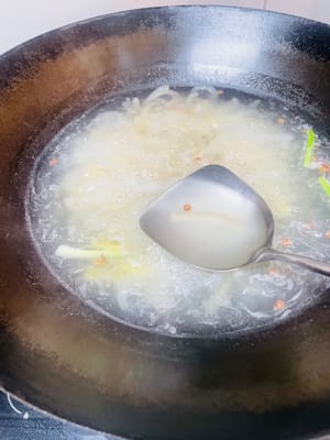 Tagliare la cotenna di maiale preparata in lunghe strisce, sbollentarla nuovamente in acqua fredda per 3 minuti, il che equivale a 