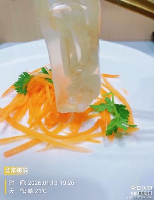 Tagliare l'aspic a fettine sottili. Preparare una salsa speciale: Versare l'olio caldo sull'aglio tritato, il peperoncino in polvere, i semi di sesamo e la parte bianca degli spicchi d'aglio per farne sprigionare l'aroma. Aggiungere 3 cucchiai di salsa di soia leggera, 2 cucchiai di aceto invecchiato, 1 cucchiaino di brodo di pollo in polvere, 1 cucchiaino di sale e 1 cucchiaino di zucchero. Infine, cospargere con il coriandolo. Il profumo è fantastico!