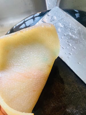 Toglietelo dal fuoco e sciacquatelo con acqua tiepida. Il segreto è raschiare via tutto il grasso all'interno della cotenna di maiale! Non potete saltare questo passaggio, altrimenti l'aspic finito sarà unto con tre strati di olio.