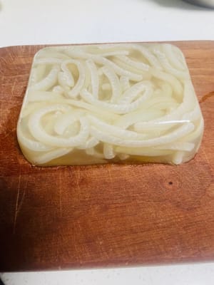 Versate la cotenna di maiale cotta e il brodo in uno stampo, lasciate raffreddare a temperatura ambiente per un po', poi mettete in frigorifero a rassodare. Ora potete andare a guardare i vostri programmi preferiti; una volta rassodata, diventerà naturalmente elastica e gommosa.