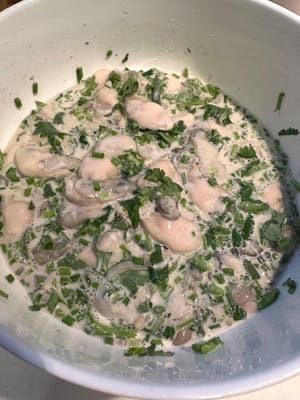 Agregar la salsa de pescado, la pimienta blanca, el cilantro y las cebolletas. Mezclar bien.