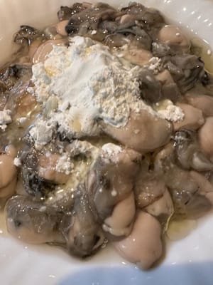 Limpiar las ostras. Untarlas con fécula de maíz y aceite.