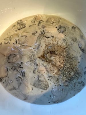 Agregar la salsa de pescado, la pimienta blanca, el cilantro y las cebolletas. Mezclar bien.