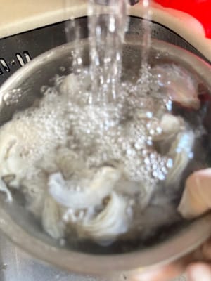 Lavar y enjuagar con agua varias veces hasta que el agua quede clara.