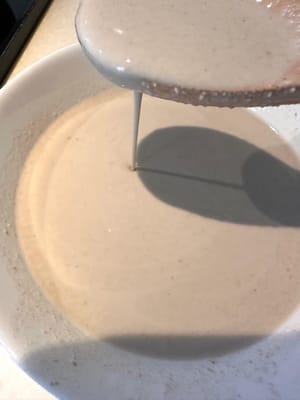 Mezcle el almidón de batata con agua hasta obtener esta consistencia espesa de yogur.