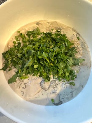 Agregar la salsa de pescado, la pimienta blanca, el cilantro y las cebolletas. Mezclar bien.