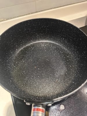 En una sartén caliente con aceite espeso, vierta la masa de ostras en la sartén y colóquela plana.