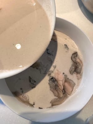 Vierte la masa con las ostras.