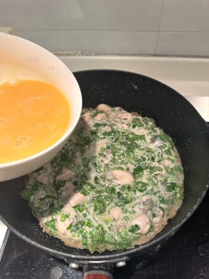 Dejar reposar en la sartén unos 2 minutos y verter los huevos de pato batidos sobre el panqueque. No olvidar voltear los lados y freír de 2 a 3 minutos por cada lado antes de servir.