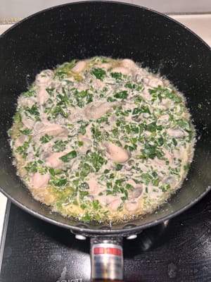 En una sartén caliente con aceite espeso, vierta la masa de ostras en la sartén y colóquela plana.