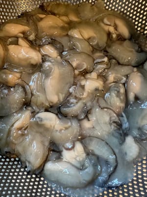 Lavar y enjuagar con agua varias veces hasta que el agua quede clara.