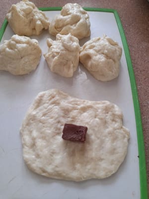 Distribuire il cioccolato sull'impasto steso, utilizzare cioccolato/marmellata a piacere.