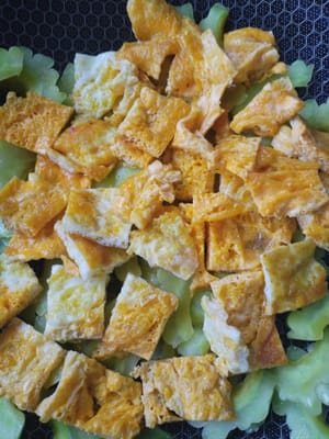 Versez les œufs préparés sur la courge amère.