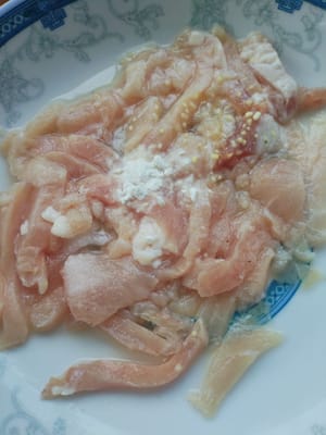 Coupez 100 g de viande maigre en lanières. Ajoutez 15 g de fécule, 1 c. à café de poudre de poulet, 1 c. à café de poudre de poivre, 1/4 c. à café de sel et remuez pour une utilisation ultérieure.