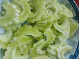 Lavez la courge amère et coupez-la en tranches épaisses.