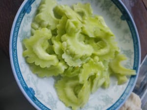 Versez la courge amère marinée dans la marmite.