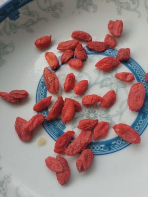 Disposer 25 baies de goji dans une assiette et réserver.