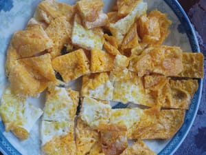 Couper l'omelette en petits carrés et réserver