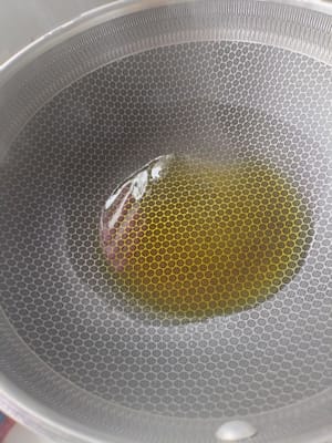 Ajouter 50 grammes d'huile dans une poêle.