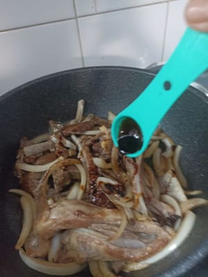 aggiungere 1 cucchiaino di salsa di ostriche