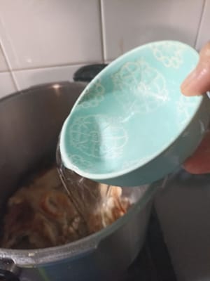 aggiungere 450 ml di acqua a bollire