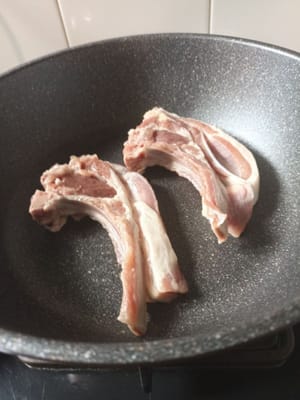 Aggiungere le costolette di agnello una alla volta