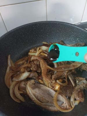 aggiungere 1 cucchiaino di salsa di soia scura