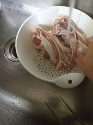 Lavare le costolette di agnello
