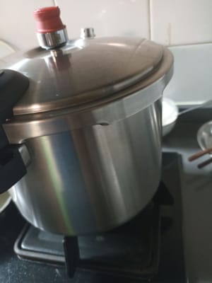 Coprite la pentola quando l'acqua inizia a bollire, fate bollire a fuoco alto fino a ebollizione e chiudete il coperchio per dieci minuti, continuate a fuoco basso per altri 8-10 minuti.