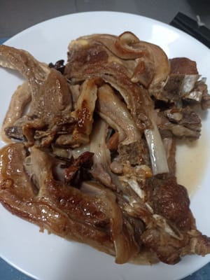 Togliere le costolette di agnello e scolare l'acqua