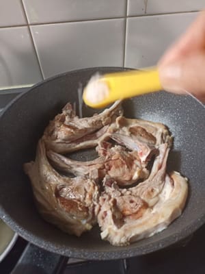 Girare le costolette di agnello e cospargere con un po' di sale, io ne ho messo solo 1/4 di cucchiaino, il sapore del sale è a piacere.