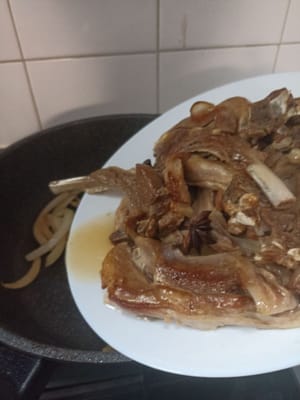 Aggiungere le costolette di agnello