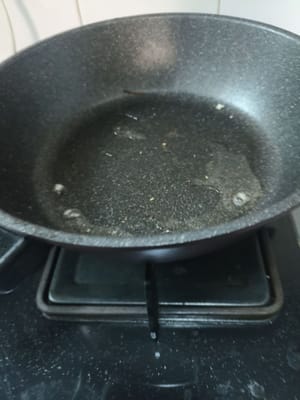 Scaldate una padella e aggiungete 1 cucchiaio di olio per soffriggere le cipolle.