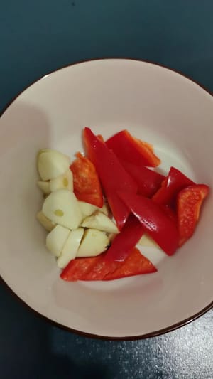 ニンニクを厚めにスライスし、赤唐辛子をサヤエンドウと同じくらいの大きさに切ります。置いておきます。