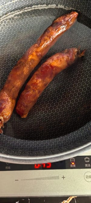 燻製のソーセージは塩加減がちょうど良いので、浸す必要はありません。ぬるま湯で数回すすぎ、30分ほど水に浸けておくだけです。