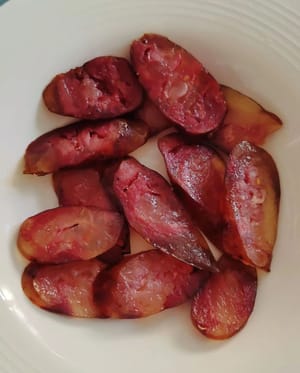 調理したソーセージを薄くスライスし、脇に置きます。