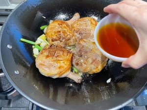 再倒入第三杯 - 料酒。