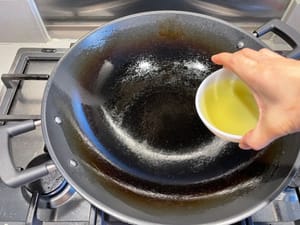 洗淨鑊。開火再熱鑊，下第一杯 - 油。