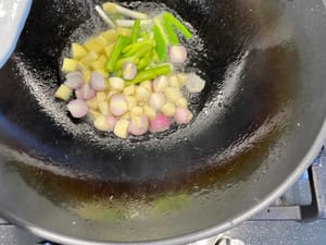 油稍滾後下蒜頭、乾葱頭、薑片及葱段。