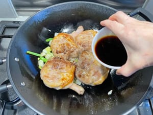 倒入第二杯 - 豉油。