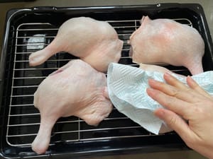 抹乾鴨皮，瀝乾水分。